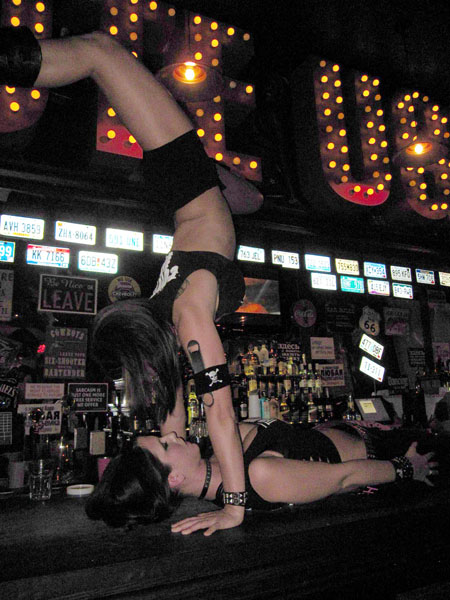 lindsey-hand-stand